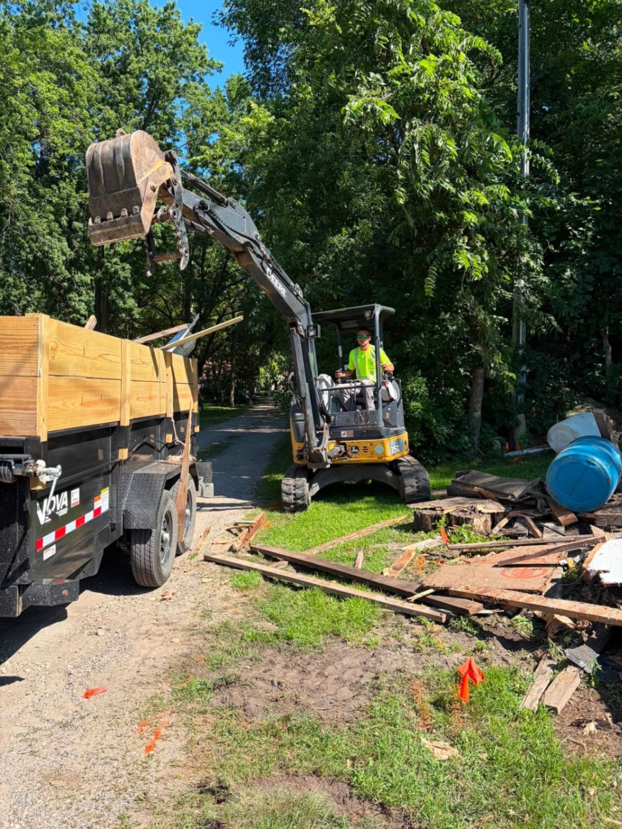 Loading demolition debris